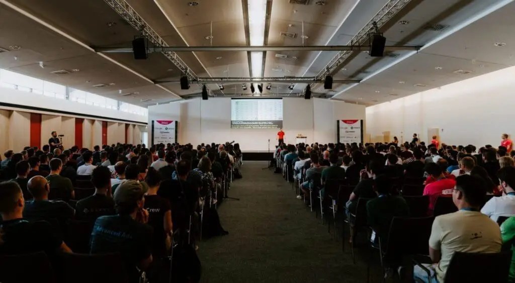 ¿cuántas personas pueden asistir a una conferencia?